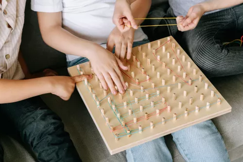 Kinder spielen mit nachhaltigem Spielzeug-2