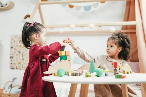 Happy Kinder beim Spielen mit nachhaltigem Spielzeug