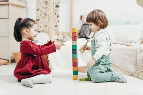 Kinder mit selbstgebasteltem Spielzeug