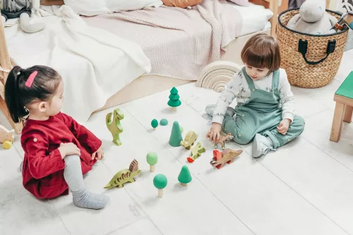 Kinder spielen mit nachhaltigem Spielzeug